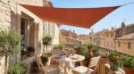 Votre pied de parasol gâche la terrasse : cette solution suspendue adorée des décorateurs libère le sol