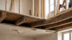 Vous montez une cloison sur plancher bois ? Cette vérification oubliée peut faire céder tout l’étage