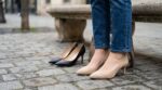 Vous portez encore des escarpins noirs ? Cette couleur tendance en 2026 les remplace et affine la silhouette