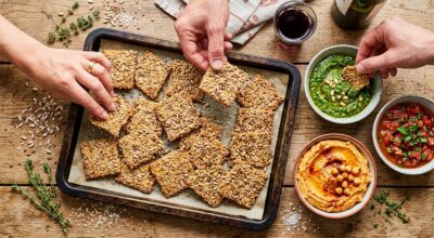 Apéro : ces crackers maison aux graines, impossibles à reposer, cachent une astuce de pâte qui change tout