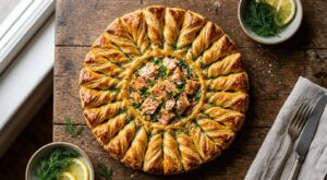 Apéro : cet ingrédient secret dans ma tarte soleil au saumon fait que plus personne ne touche aux autres plats