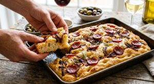 Apéro : oubliez les chips, cette focaccia ultra moelleuse affole mes invités, personne ne devine ce que j’y mets