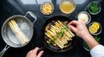 Asperges blanches : ces 2 cuissons de chef à connaître absolument (et le geste qui les ruine)