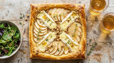 Camembert au four : j’ai osé l’associer à ce fruit et du miel, en 20 min cette tarte bluffe tous mes invités