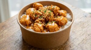 Ce bowl croustillant star des réseaux se prépare en 20 minutes à la maison, mais évitez ce geste qui ruine tout