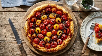 Ce détail sous la pâte transforme une simple tarte tomates cerises express en plat de traiteur bluffant