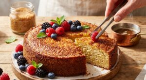 Ce gâteau au yaourt aux fruits devient 10 fois plus gourmand : cette astuce et ce geste interdit changent tout