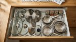 Ce petit accessoire en accordéon à moins de 25 € range enfin tous vos couvercles de casseroles dans un tiroir
