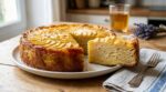 Cette recette de gâteau aux pommes quasi transparent, avec si peu de sucre, cache un secret qui rend accro