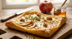 Cette tarte feuilletée au duo fromage normand–fruit culte, prête en 30 min, va voler la vedette à votre plat principal