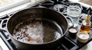 Cocotte en fonte qui accroche : ce produit de vaisselle que vous utilisez détruit tout son pouvoir antiadhésif