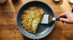 Courgettes râpées à la poêle : ce geste à faire à chaque fois pour dire adieu aux galettes molles et ratées