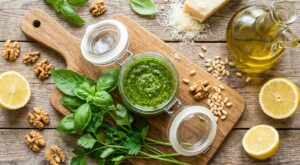 Cuisine : arrêtez de jeter les tiges de vos herbes aromatiques, elles cachent cette sauce bluffante anti-gaspi