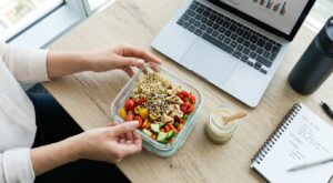 Fini les sandwichs tristes au bureau : ces 3 règles et ce geste interdit pour 30 salades lunchbox légères