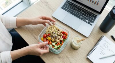 Fini les sandwichs tristes au bureau : ces 3 règles et ce geste interdit pour 30 salades lunchbox légères