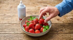 Fraises : arrêtez la chantilly, cet assaisonnement surprenant les rend méconnaissables (mon beau-frère a craqué)