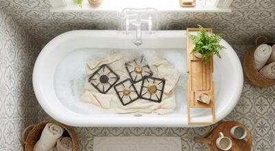 Gazinière encrassée : arrêtez de frotter, ce bac géant chez vous décolle brûleurs et grilles tout seul