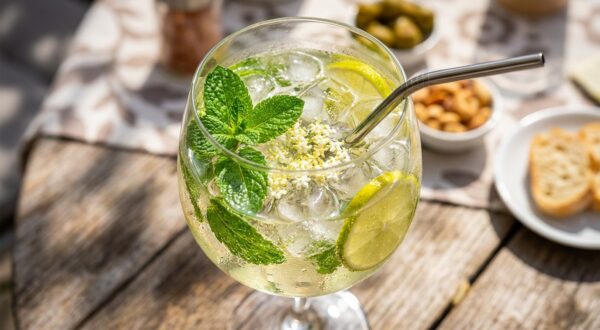 Hugo spritz : cette astuce florale méconnue le rend plus léger et terriblement rafraîchissant dès l’apéro