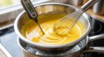 J’ai planté un thermomètre dans ma sauce hollandaise : ce seuil secret où elle se rate en 30 secondes