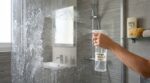 J’ai pulvérisé ce mélange maison sur ma paroi de douche : le calcaire a fondu sous mes yeux, sans frotter