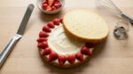 Je fuyais le fraisier par peur de le rater : cette recette inratable corrige les 3 erreurs qui font tout s’écrouler