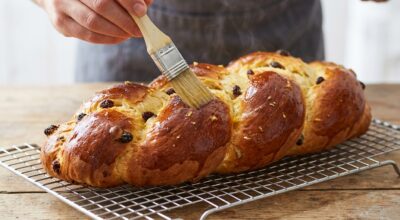 Je ratais toujours la dorure de ma brioche : ce geste de pâtissier évite croûte brûlée et tresse de Pâques pâle