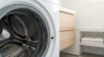 Machine à laver : ne faites plus cette erreur après chaque lessive, elle favorise les moisissures et ces traces noires