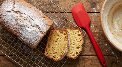 « Mes cakes étaient toujours trop denses » : ce geste avec la spatule les allège sans changer la recette