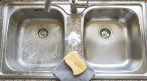 Mon évier en inox était terne depuis des mois : ce geste avec un ingrédient courant, que tout le monde a, l&rsquo;a transformé