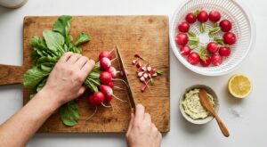 Ne coupez plus vos radis un par un : ce geste avec toute la botte fait gagner un temps fou à l’apéro