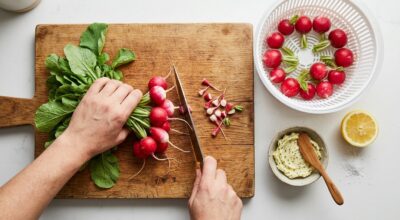 Ne coupez plus vos radis un par un : ce geste avec toute la botte fait gagner un temps fou à l’apéro