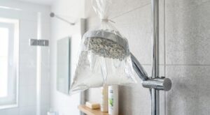 Ne faites plus l&rsquo;erreur de changer votre pommeau : ce sachet noué de plombier sauve un jet irrégulier