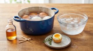 Œufs durs : arrêtez cette erreur et mettez plutôt cet ingrédient dans l’eau, vos coquilles ne se fendent plus