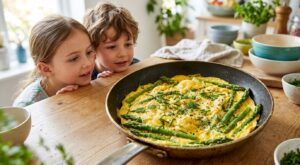 Omelette plate et sèche ? Ce geste simple avec vos œufs les transforme en nuage doré qui bluffe les enfants
