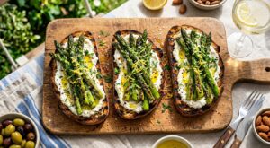 On ne fait plus les bruschettas d’asperges sans ce geste d’agrume à la dernière minute sur la garniture à l’apéro