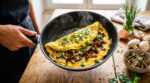 Philippe Etchebest révèle ce geste fatal avec les champignons qui empêche vos omelettes d’être moelleuses