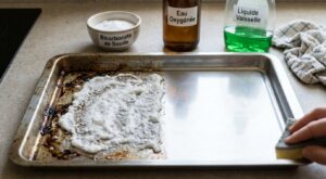 Plaque de four noire de crasse : arrêtez de frotter, cette pâte maison en 3 ingrédients travaille la nuit
