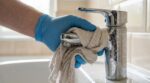 Robinet chromé plein de calcaire : ce torchon de cuisine utilisé par un plombier fait fondre les taches seul