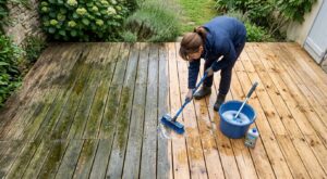 Terrasse en bois qui verdit et noircit : ne faites plus cette erreur, ce trio naturel la sauve sans Javel