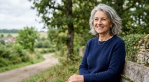 À 60 ans, ce geste capillaire change tout : ce que ces femmes avouent sur la peur de vieillir avec des cheveux blancs