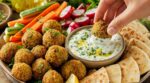 Apéro : ces bouchées croustillantes plaisent, mais c’est cette sauce au yaourt qui affole vraiment tout le monde