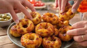 Apéro : ces donuts salés aux lardons disparaissent en 5 minutes grâce à ce secret de cuisson au four