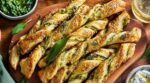 Apéro : ces torsades feuilletées au pesto sauvage, prêtes en 35 min, font disparaître le plateau en silence