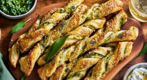 Apéro : ces torsades feuilletées au pesto sauvage, prêtes en 35 min, font disparaître le plateau en silence