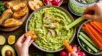 Apéro : ne servez plus votre guacamole avant d’avoir testé cette tartinade verte à base de ce légume de bistrot