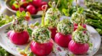 Apéro : oubliez toasts et crackers, ce petit légume de printemps devient le support le plus malin de la saison