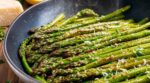 Asperges vertes à la poêle : ce geste avant la cuisson évite les fibres et les rend ultra fondantes, caramélisées