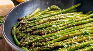 Asperges vertes à la poêle : ce geste avant la cuisson évite les fibres et les rend ultra fondantes, caramélisées