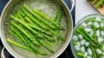 Asperges vertes : ce geste dans l’eau de cuisson révélé par un maraîcher change tout et évite le kaki