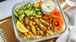 Ce bol au poulet citronné prêt en 20 min va faire oublier vos pâtes molles au bureau (mais à une condition)